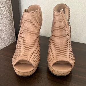 Paul Green Tan Ankle Boots with Textured Pattern